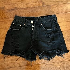 High waisted distressed black jean shorts
90s high rise cut off